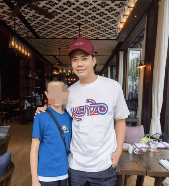 知名港星一家四口泰國度假!網民偶遇求合照來者不拒,56歲狀態佳