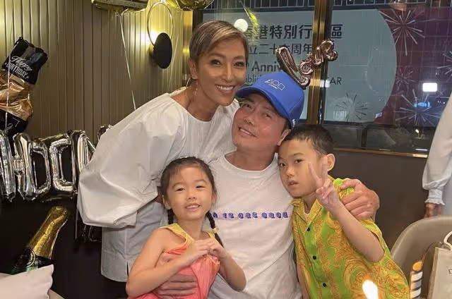 知名港星一家四口泰國度假!網民偶遇求合照來者不拒,56歲狀態佳