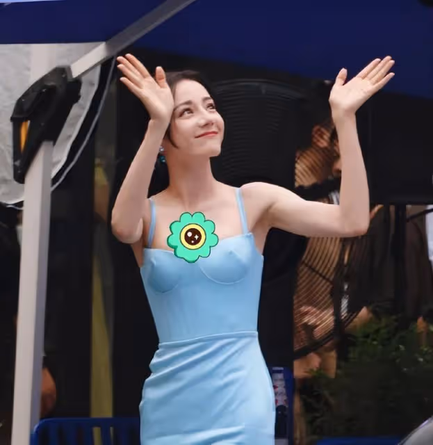 迪麗熱巴現身高鐵站,穿著高調引人注目,後背狀態令人擔心其身體