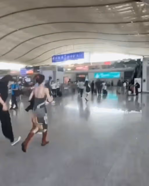迪麗熱巴現身高鐵站,穿著高調引人注目,後背狀態令人擔心其身體