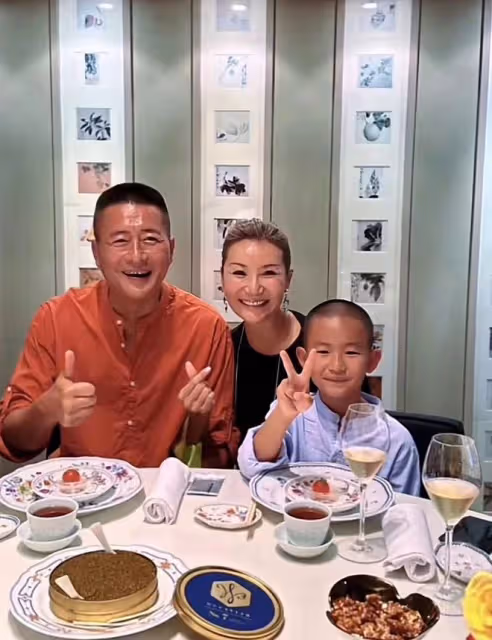 高曙光妻兒在泰國生活!7歲兒子打高爾夫曬黢黑,虎頭虎腦長像媽