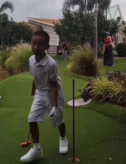 高曙光妻兒在泰國生活!7歲兒子打高爾夫曬黢黑,虎頭虎腦長像媽