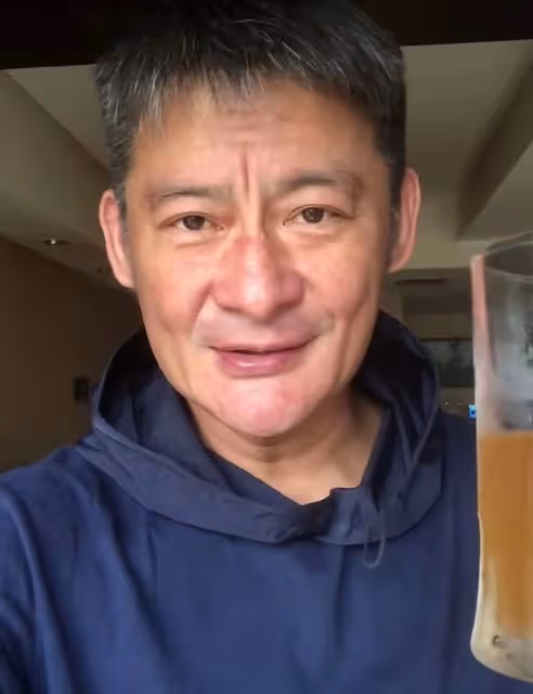 56歲景崗山健康引擔憂!尿酸高仍把酒當水喝,川字紋明顯很憔悴