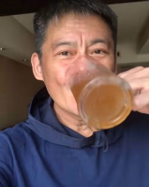 56歲景崗山健康引擔憂!尿酸高仍把酒當水喝,川字紋明顯很憔悴