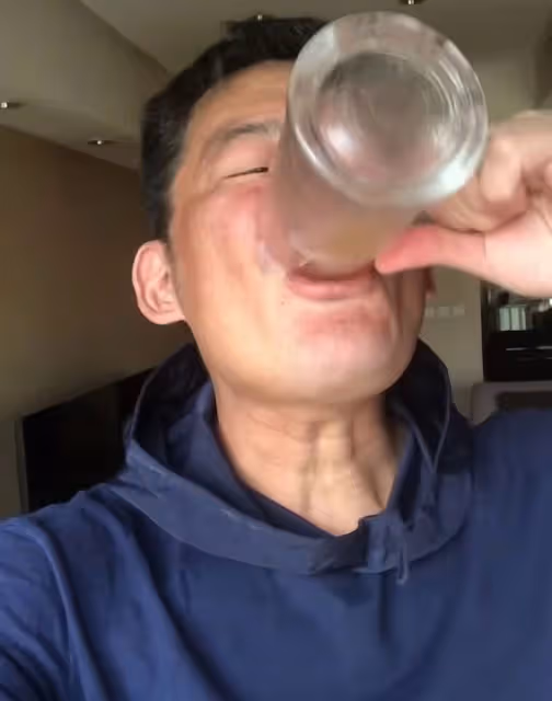 56歲景崗山健康引擔憂!尿酸高仍把酒當水喝,川字紋明顯很憔悴