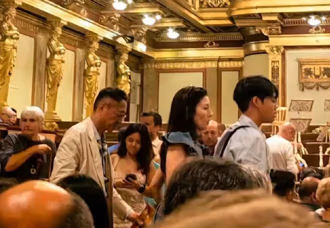 李嘉欣一家奧地利過暑假!素顏仍女神范足,兒子皮膚黝黑氣質憨厚