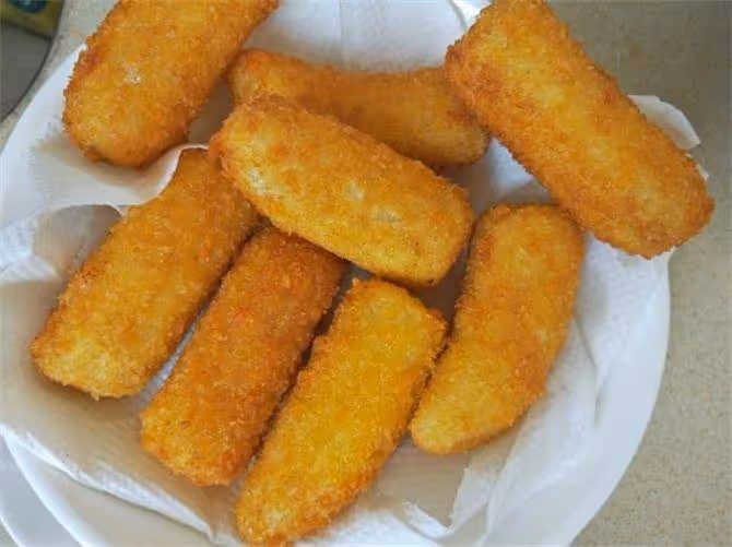 教你在家炸香蕉，外皮金黃酥脆，內里軟糯香甜，上桌就被搶光