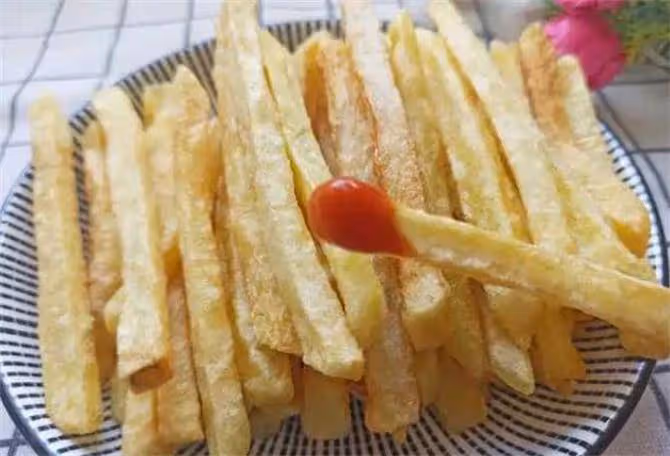 教你在家簡單炸薯條,金黃酥脆,干香入味,好吃又實惠