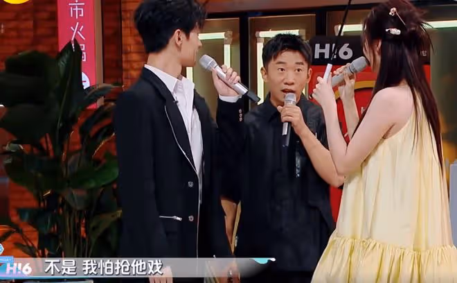 楊洋玩遊戲被楊迪潑水3次,注意王楚然表情變化,一次比一次明顯