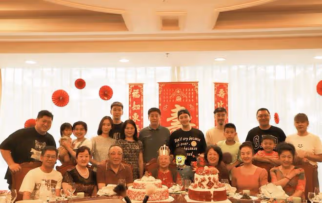 黃曉明帶兒子小海綿回青島,為95歲姥姥祝壽,祖孫四代溫馨同框