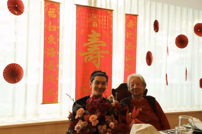 黃曉明帶兒子小海綿回青島,為95歲姥姥祝壽,祖孫四代溫馨同框