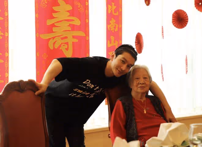 黃曉明帶兒子小海綿回青島,為95歲姥姥祝壽,祖孫四代溫馨同框