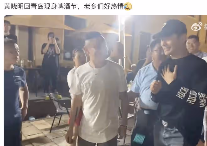 黃曉明帶兒子小海綿回青島,為95歲姥姥祝壽,祖孫四代溫馨同框