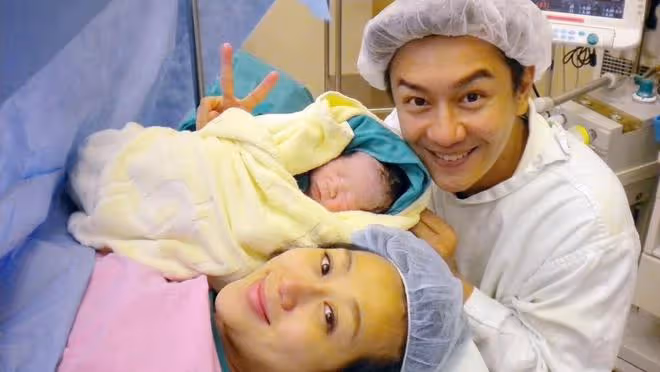 「兒媳,我摔斷腿了,你回來照顧一下」,我笑著訂回娘家的機票
