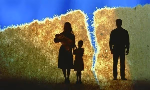 」分床睡15年,終於解脫了」男人曬離婚證發朋友圈慶祝女人淚目