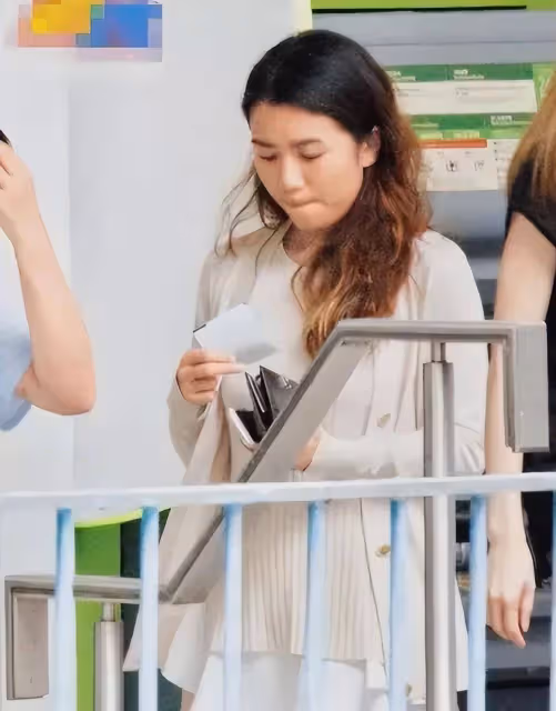 黎明罕見攜妻女露面,小21歲助理老婆長相普通但氣質清純