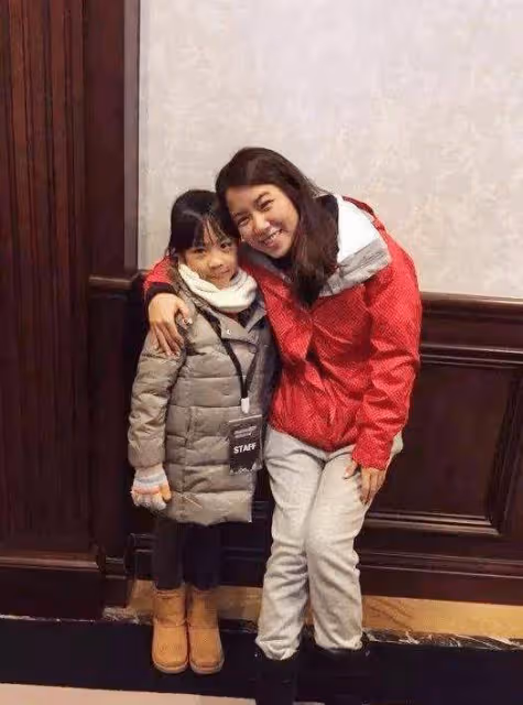 黎明罕見攜妻女露面,小21歲助理老婆長相普通但氣質清純