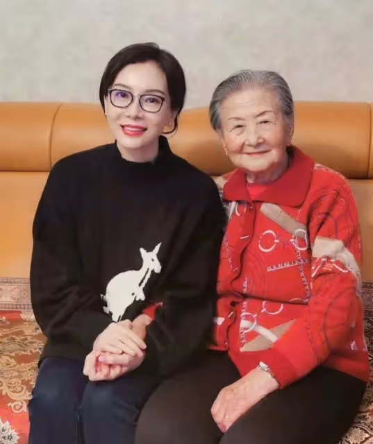 陳數99歲姥姥太有氣質了!紅衫黑褲時尚又親和,白髮也難掩美麗容顏