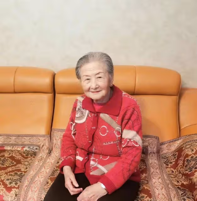 陳數99歲姥姥太有氣質了!紅衫黑褲時尚又親和,白髮也難掩美麗容顏