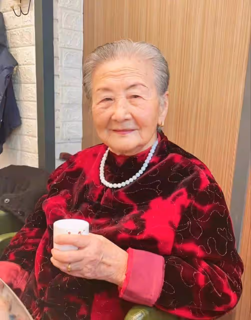 陳數99歲姥姥太有氣質了!紅衫黑褲時尚又親和,白髮也難掩美麗容顏