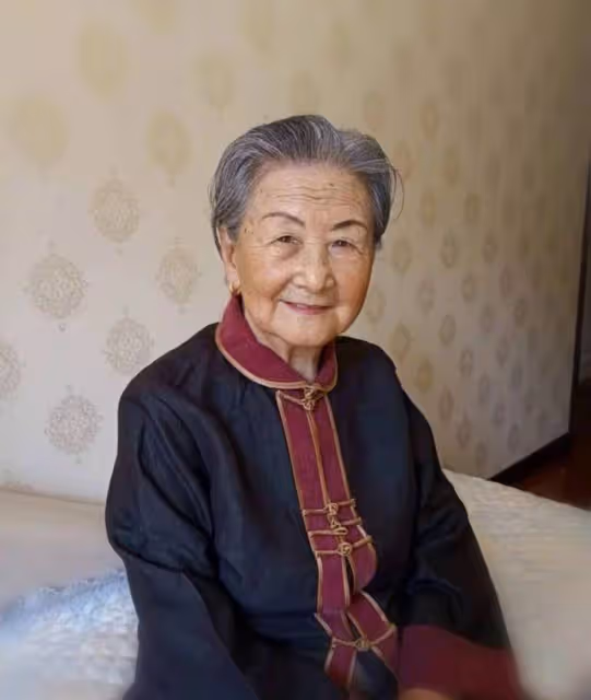 陳數99歲姥姥太有氣質了!紅衫黑褲時尚又親和,白髮也難掩美麗容顏