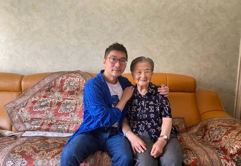 陳數99歲姥姥太有氣質了!紅衫黑褲時尚又親和,白髮也難掩美麗容顏