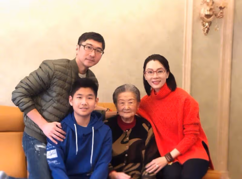 陳數99歲姥姥太有氣質了!紅衫黑褲時尚又親和,白髮也難掩美麗容顏