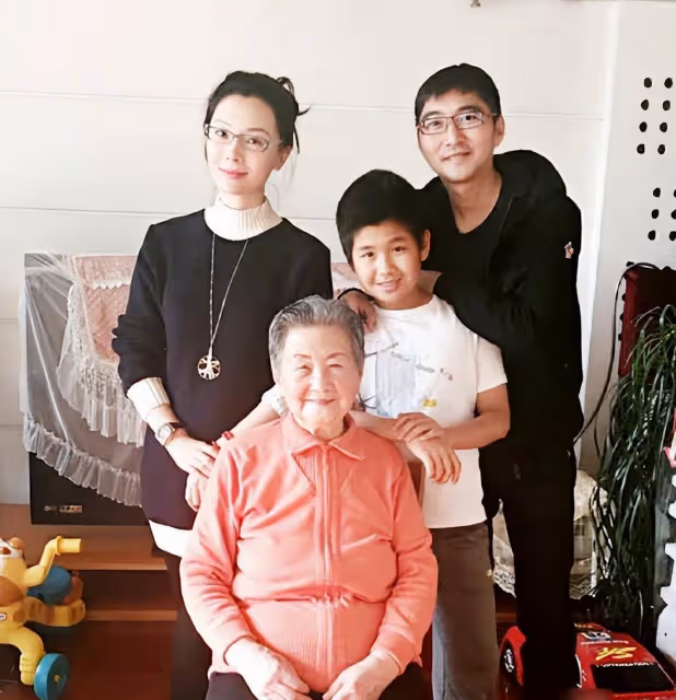 陳數99歲姥姥太有氣質了!紅衫黑褲時尚又親和,白髮也難掩美麗容顏