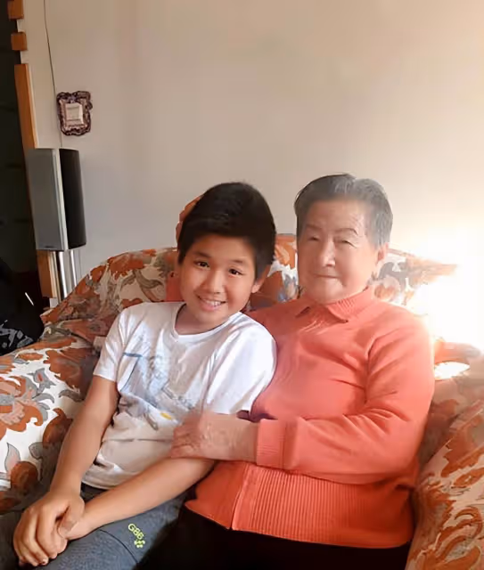 陳數99歲姥姥太有氣質了!紅衫黑褲時尚又親和,白髮也難掩美麗容顏