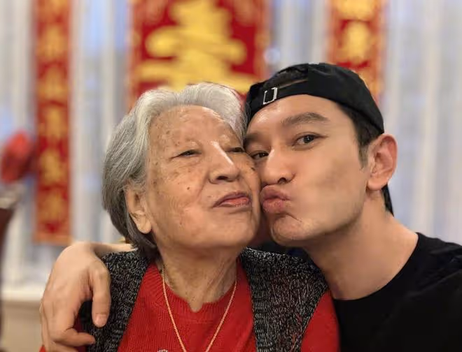 黃曉明帶小海綿回青島,為姥姥慶祝95歲生日,祖孫四代同框好溫馨