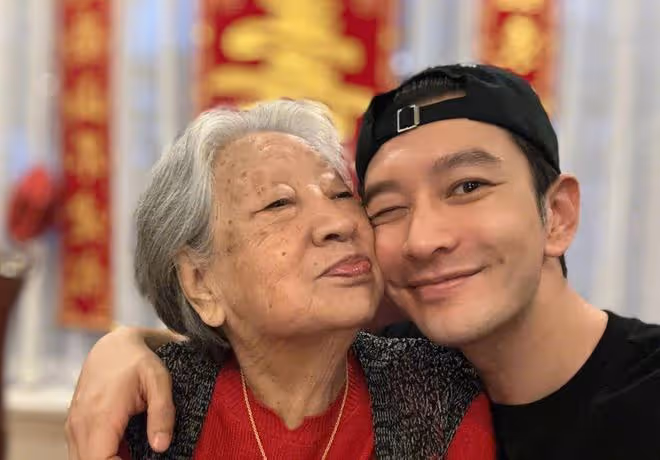 黃曉明帶小海綿回青島,為姥姥慶祝95歲生日,祖孫四代同框好溫馨