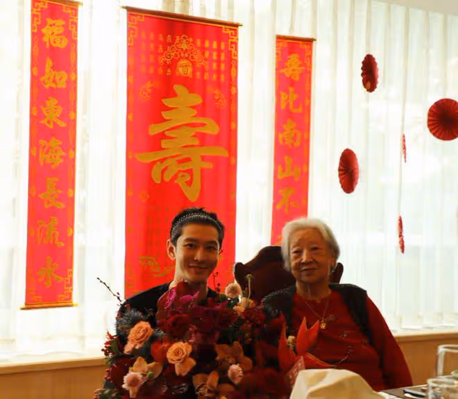 黃曉明帶小海綿回青島,為姥姥慶祝95歲生日,祖孫四代同框好溫馨