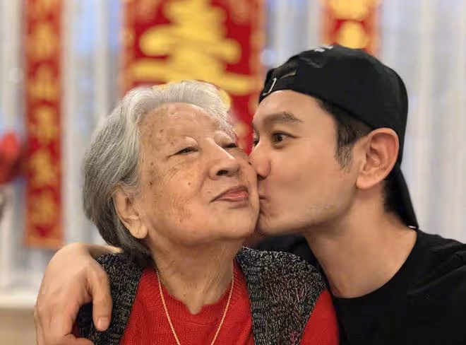 黃曉明帶小海綿回青島,為姥姥慶祝95歲生日,祖孫四代同框好溫馨