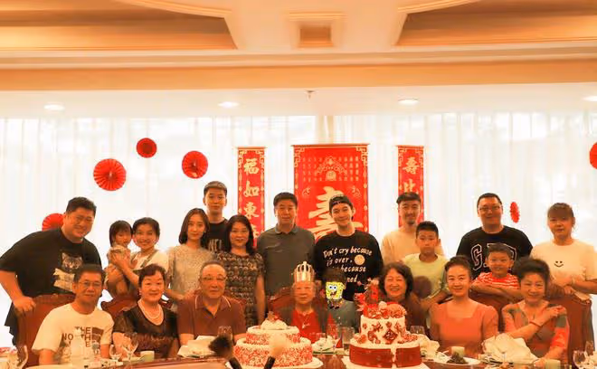 黃曉明帶小海綿回青島,為姥姥慶祝95歲生日,祖孫四代同框好溫馨