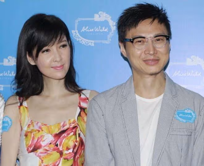 55歲周慧敏近照惹爭議,面部緊繃法令紋明顯,造型萬年不變遭吐槽