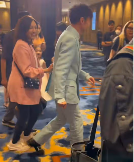 古巨基攜妻子現身內地，55歲陳韻晴近照惹爭議，面部滄桑頭髮凌亂