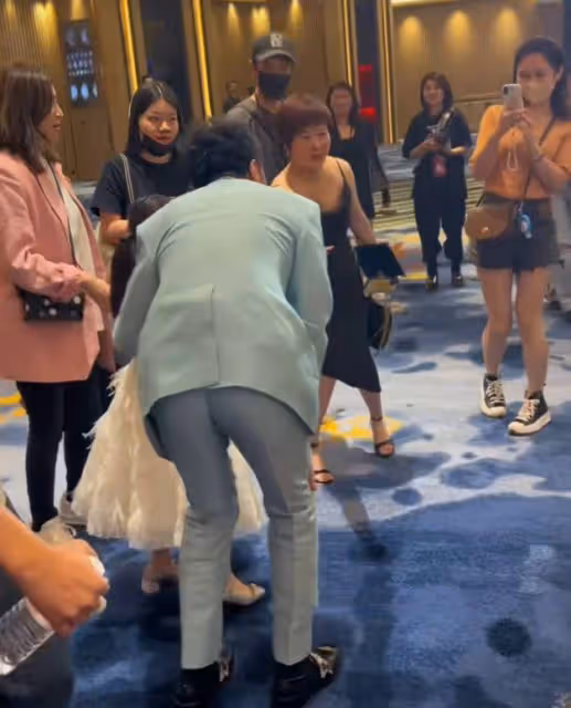 古巨基攜妻子現身內地，55歲陳韻晴近照惹爭議，面部滄桑頭髮凌亂