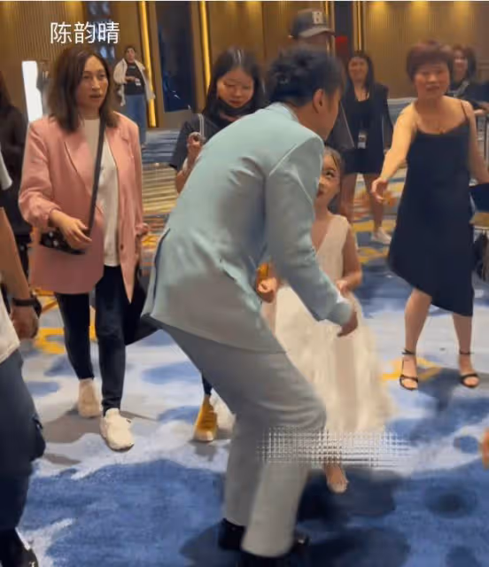古巨基攜妻子現身內地，55歲陳韻晴近照惹爭議，面部滄桑頭髮凌亂