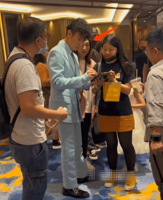 古巨基攜妻子現身內地，55歲陳韻晴近照惹爭議，面部滄桑頭髮凌亂