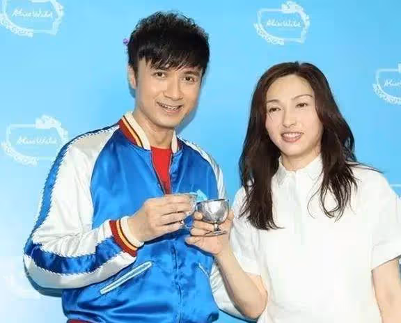 古巨基攜妻子現身內地,55歲陳韻晴近照惹爭議,面部滄桑頭髮凌亂
