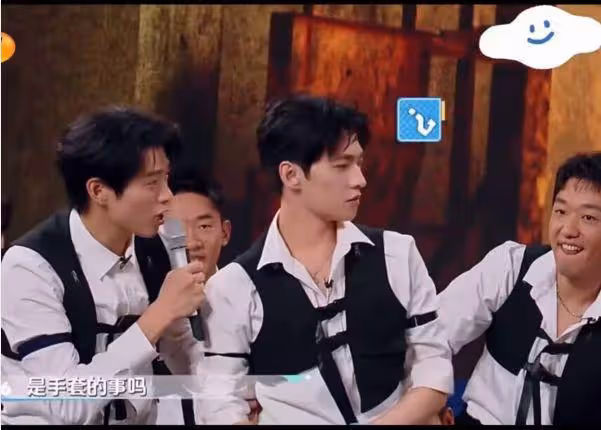 楊洋登上《你好星期六》,腳上厚底鞋太搶鏡,追楊迪還被絆倒