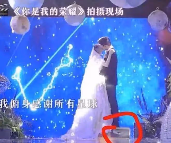 楊洋登上《你好星期六》,腳上厚底鞋太搶鏡,追楊迪還被絆倒