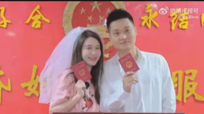 7月23日晚上,網紅張大奕曬領證官宣結婚,老公不是霸道總裁蔣凡
