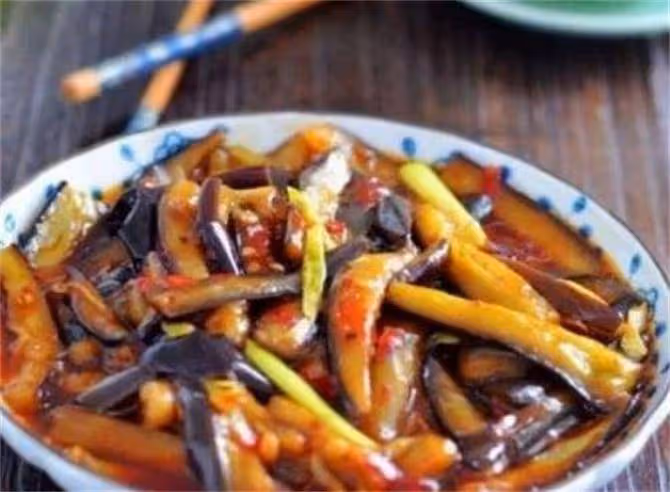 茄子最簡單好吃的做法，鮮香下飯不油膩，5分鐘搞定