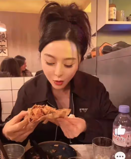 范冰冰:在巴黎參加活動,全身名牌,卻買十幾塊錢的煎餅果子充飢