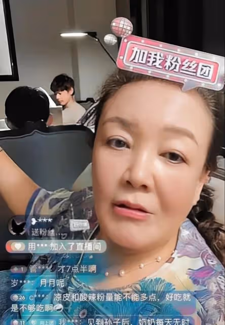 張蘭:真會弔觀眾胃口!直播時故意讓孫子汪希箖背對鏡頭,不讓看
