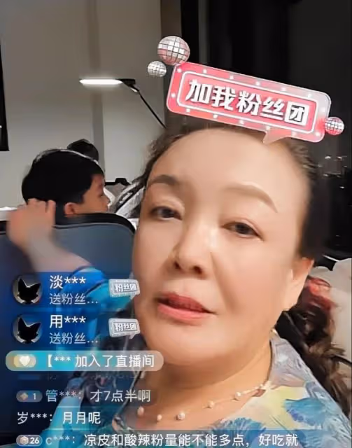 張蘭:真會弔觀眾胃口!直播時故意讓孫子汪希箖背對鏡頭,不讓看