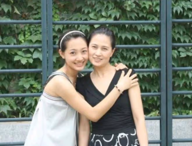 聶遠最新全家福曝光,小女兒罕出鏡,大女兒被指撞臉王菲女兒李嫣