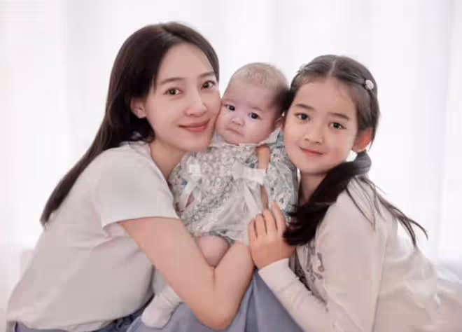 聶遠最新全家福曝光,小女兒罕出鏡,大女兒被指撞臉王菲女兒李嫣