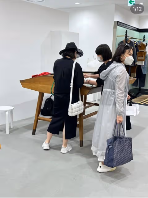 林青霞偕陶敏明游日被偶遇,當作家後與藝術頻頻會面